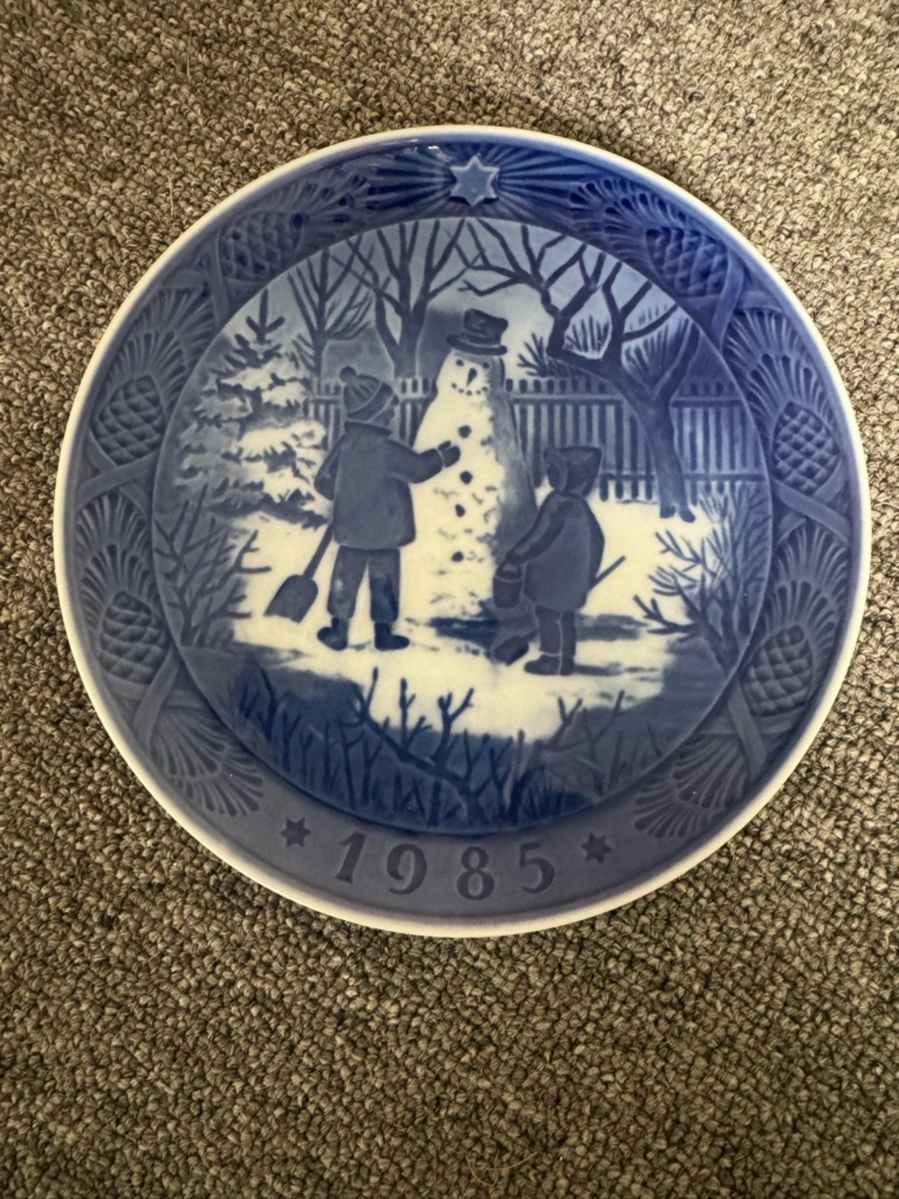 Royal Copenhagen Blue 1985 Snowman Holiday Collector Plate